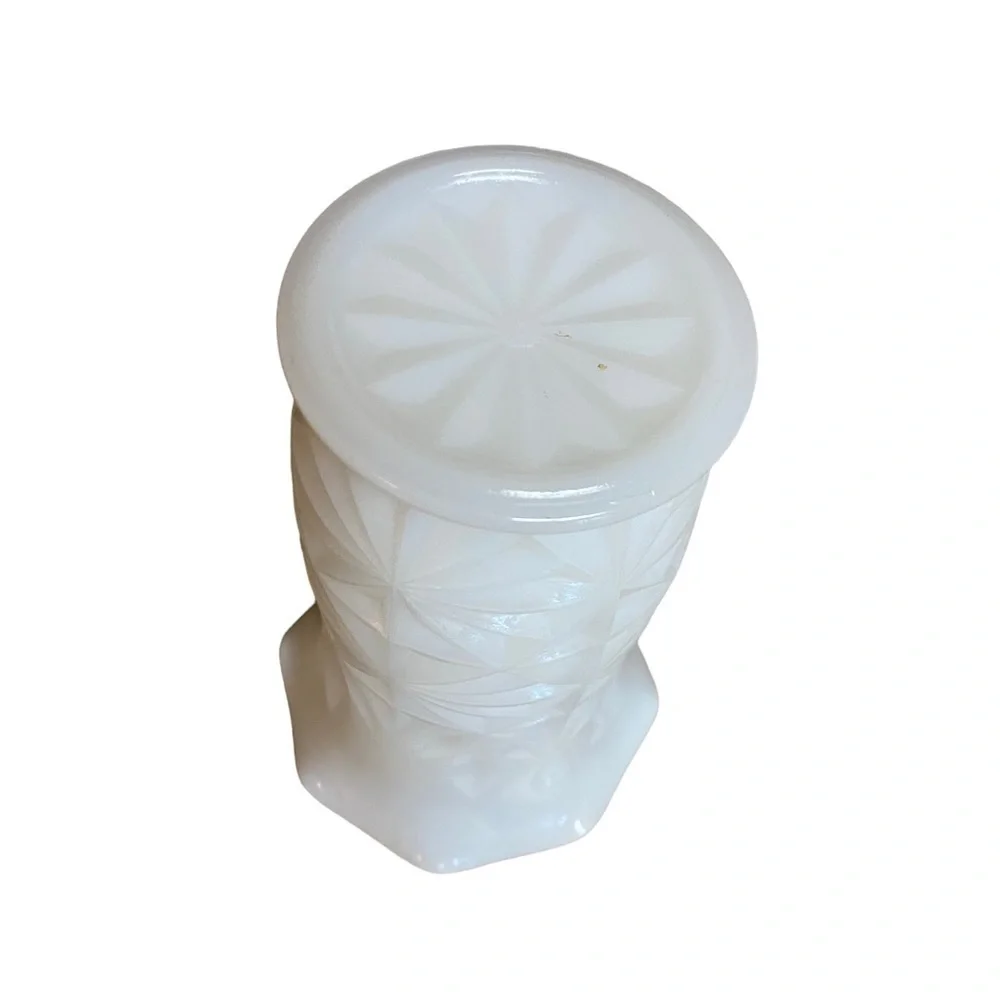 VINTAGE 1960’s Hazel Atlas Milk Glass Vase in Starburst white - Picture 4 of 5